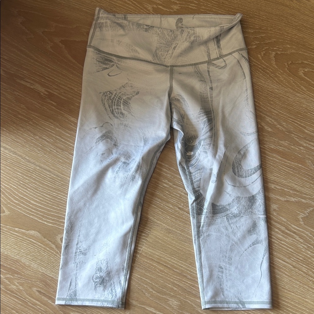 ALO Yoga Women's Light Gray Artistic Capris